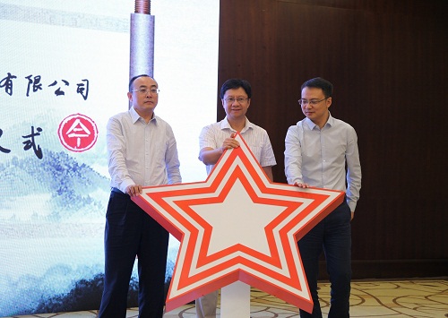 方正電子總裁楊斌（中）、華為中國區(qū)企業(yè)BG廣電媒資業(yè)務(wù)部副部長張宏中（右一）、方正電子數(shù)字出版與教育業(yè)務(wù)部總經(jīng)理劉長明（左一）共同發(fā)布融合云出版解決方案.jpg