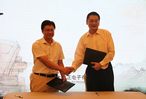 方正電子總裁楊斌（左）、國家開放大學(xué)出版?zhèn)髅郊瘓F總編輯、中央廣播電視大學(xué)出版社總編輯任巖（右）代表雙方簽約.jpg